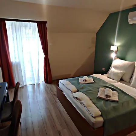 Atrium 3*